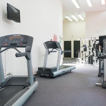 فندق هوليداي إن مونتيري-بارك فونديدورا المظهر الخارجي الصورة The gym at the University of Brighton
