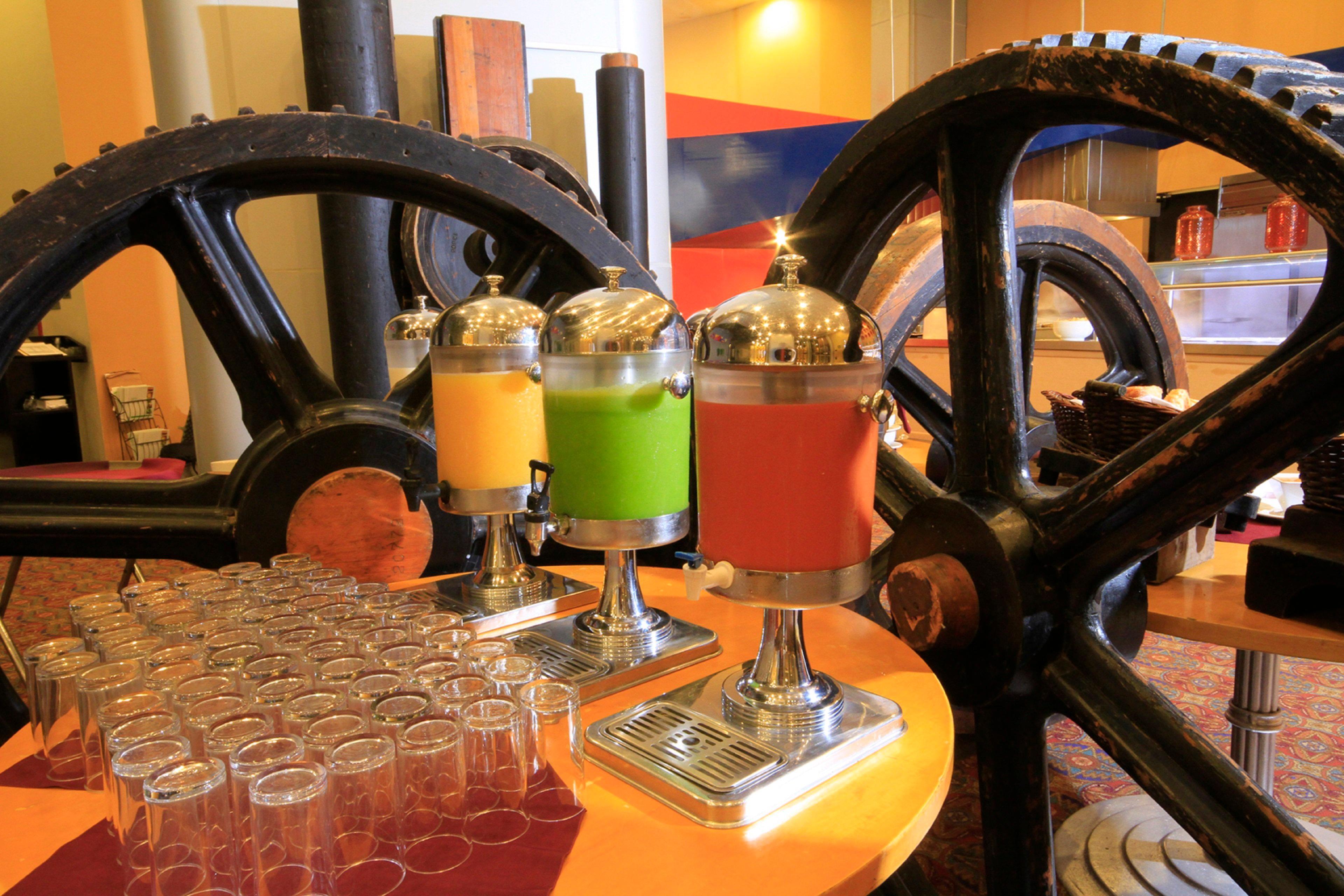 فندق هوليداي إن مونتيري-بارك فونديدورا المظهر الخارجي الصورة Juice dispensers