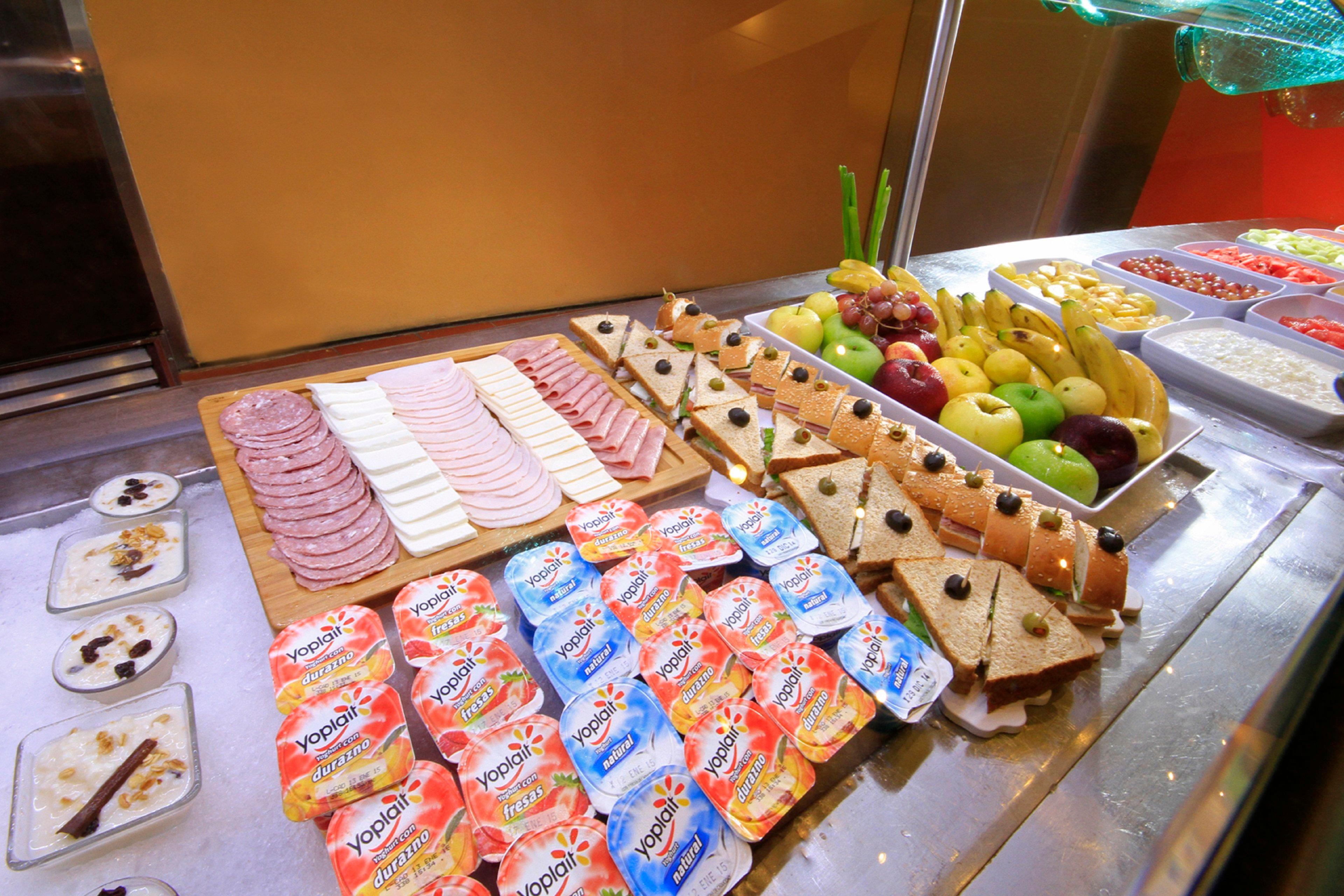فندق هوليداي إن مونتيري-بارك فونديدورا المظهر الخارجي الصورة Fruit and cold cuts at a buffet
