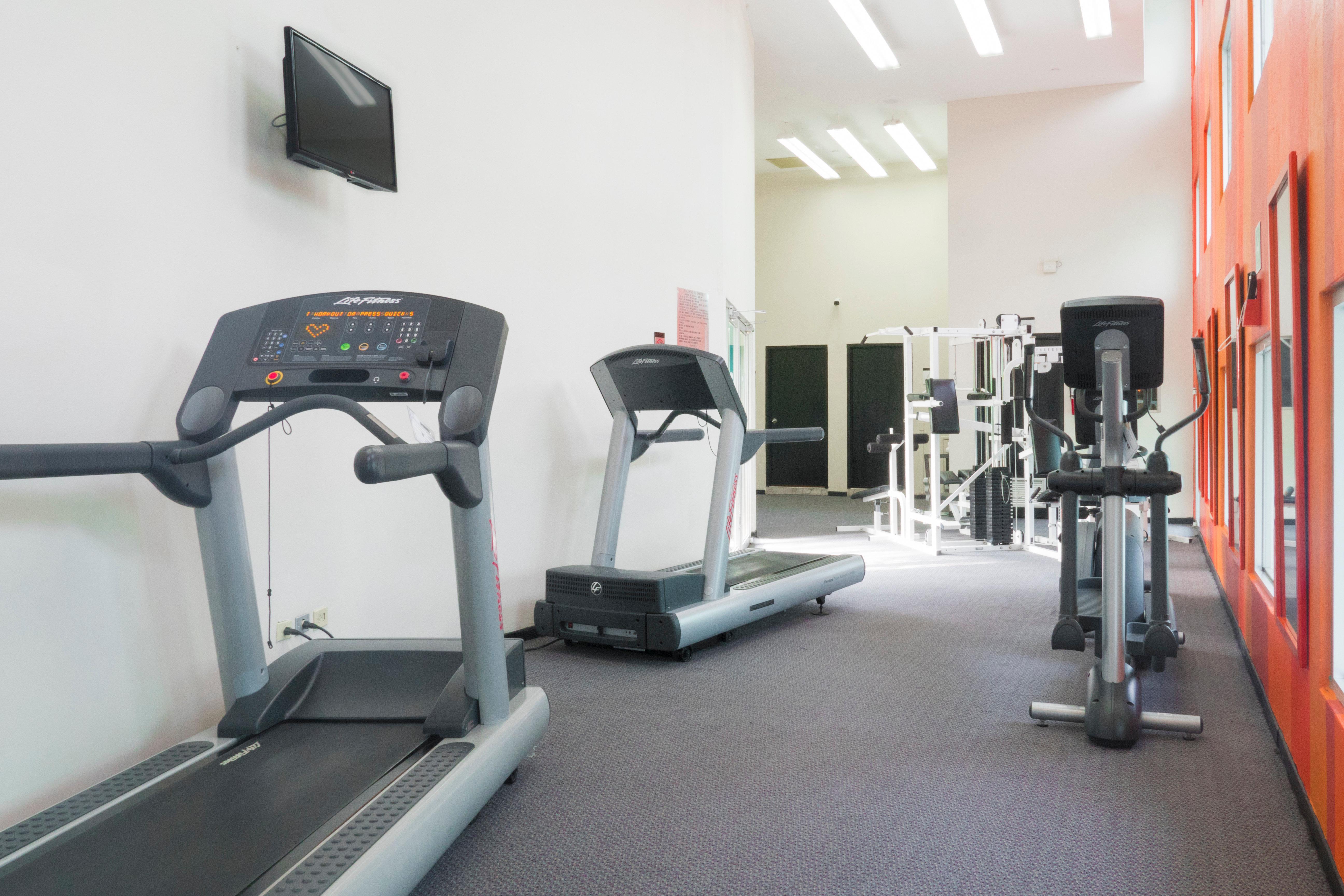 فندق هوليداي إن مونتيري-بارك فونديدورا المظهر الخارجي الصورة The gym at the University of Brighton