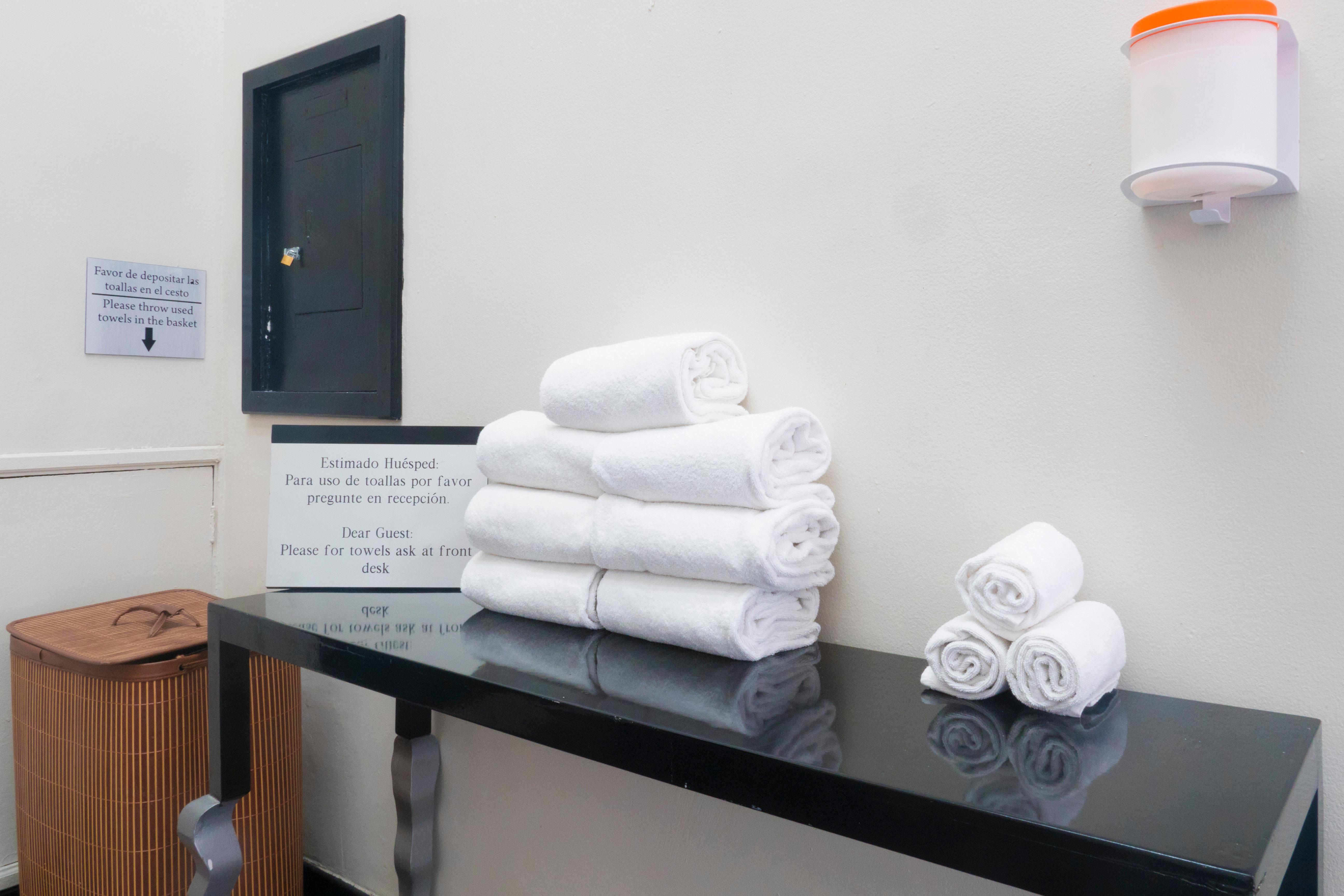 فندق هوليداي إن مونتيري-بارك فونديدورا المظهر الخارجي الصورة Clean towels in a hotel room