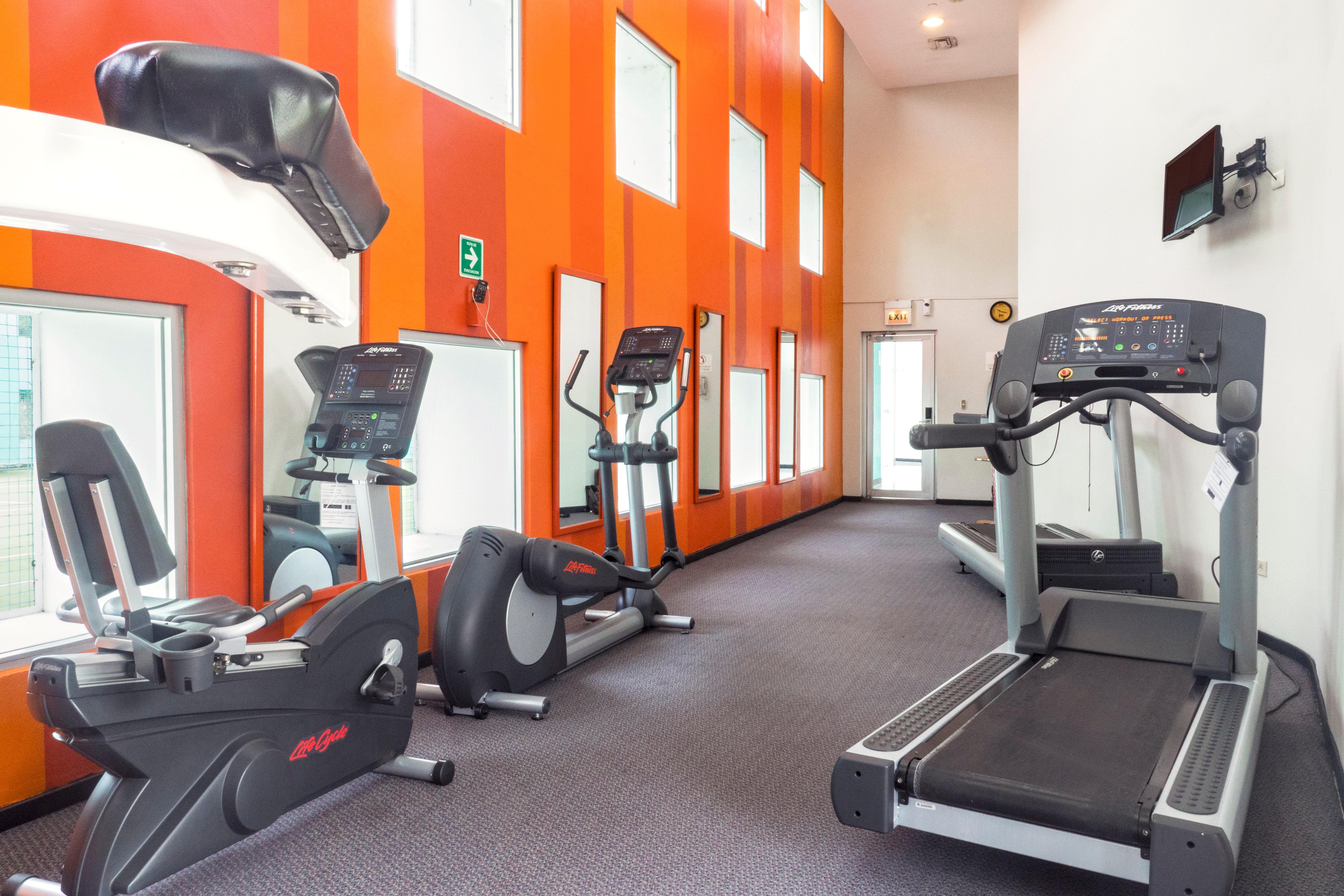 فندق هوليداي إن مونتيري-بارك فونديدورا المظهر الخارجي الصورة A gym at a hotel