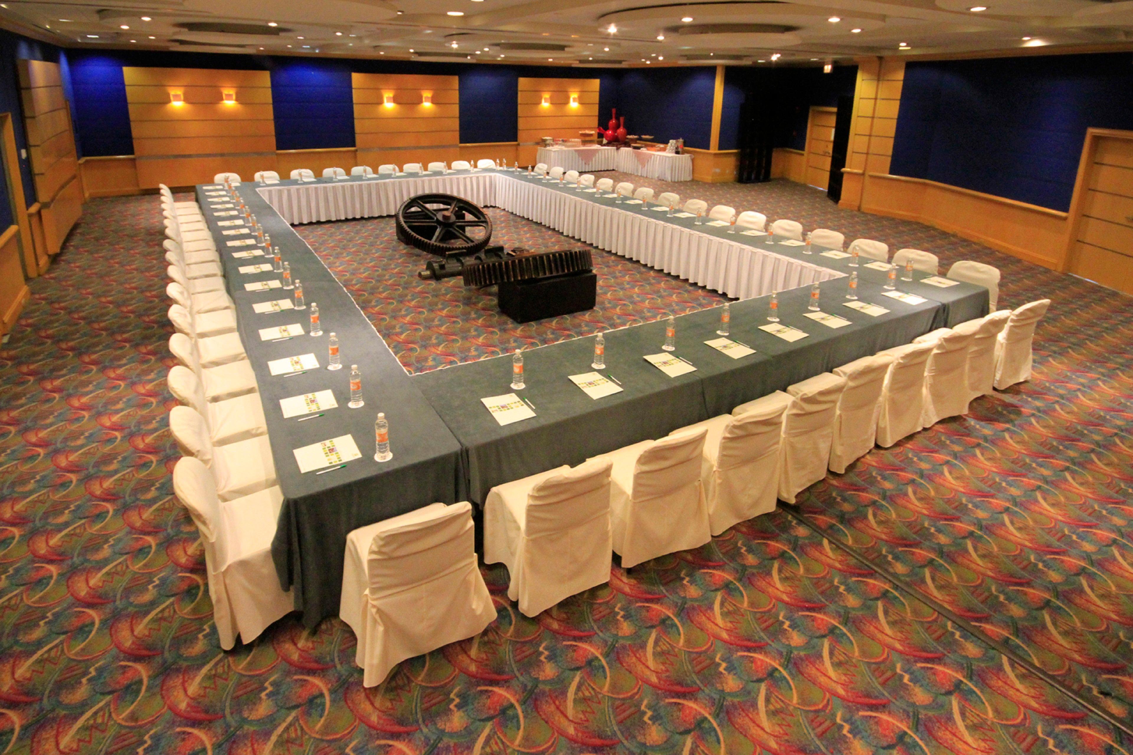 فندق هوليداي إن مونتيري-بارك فونديدورا المظهر الخارجي الصورة The U-shaped table at the 2008 World Economic Forum