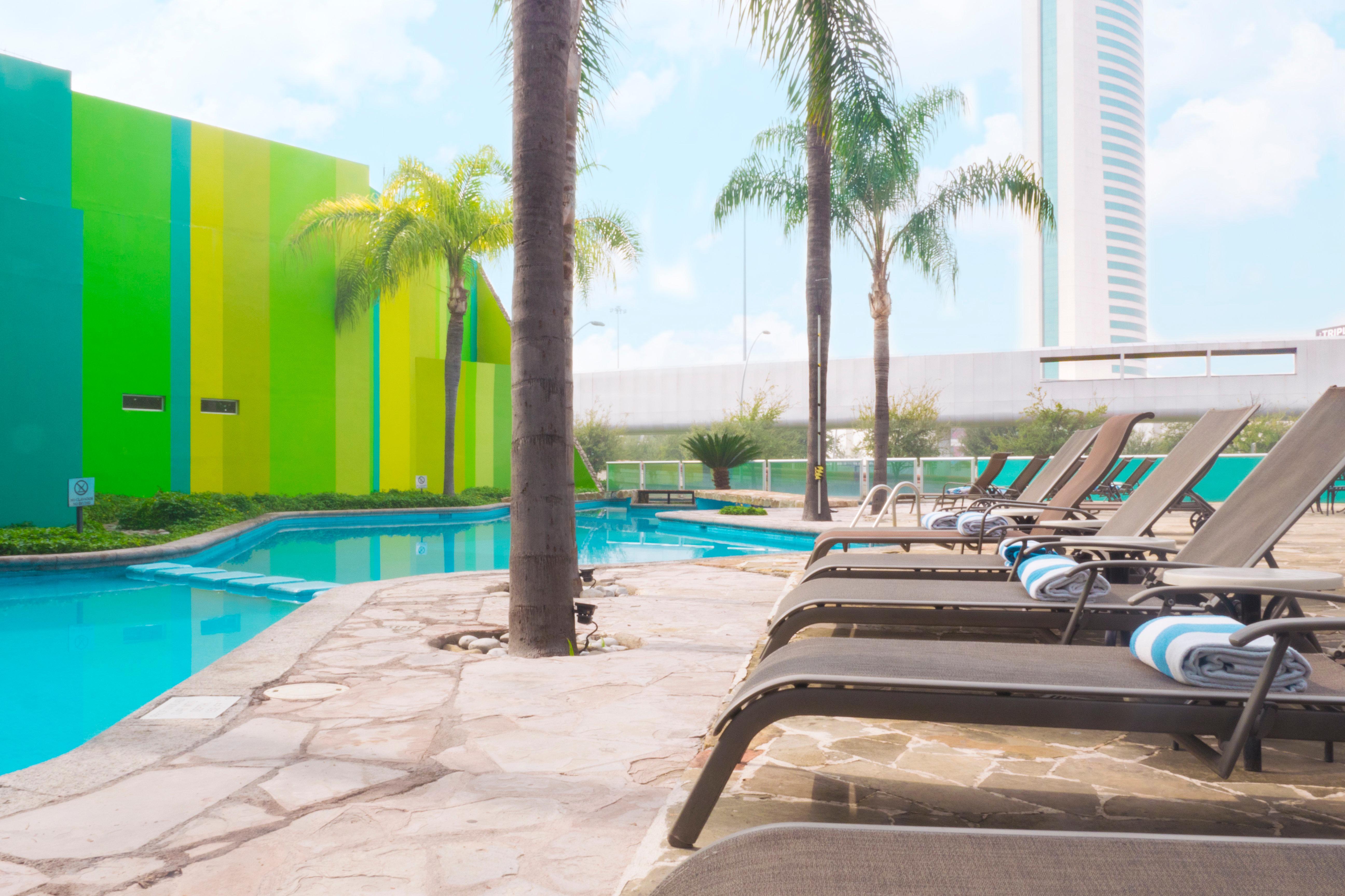 فندق هوليداي إن مونتيري-بارك فونديدورا المظهر الخارجي الصورة The pool at the hotel