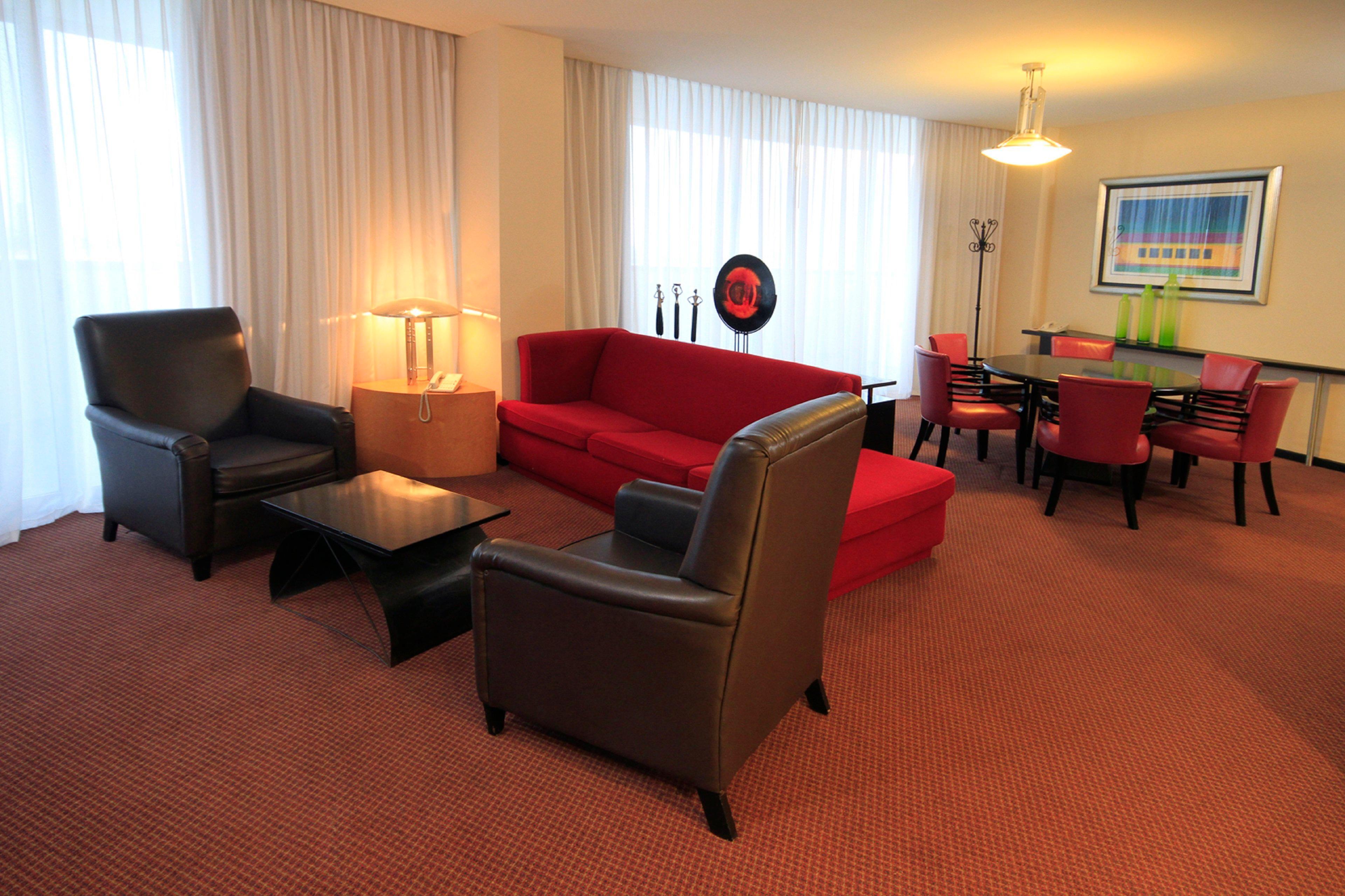 فندق هوليداي إن مونتيري-بارك فونديدورا المظهر الخارجي الصورة A living room in a typical apartment